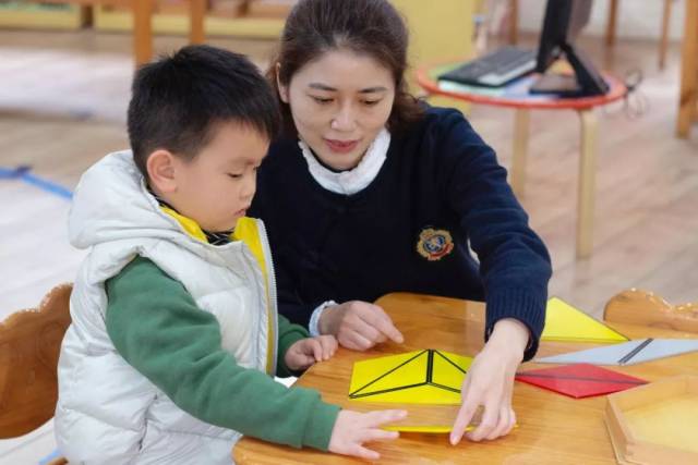 再见金钱，前往贫困村